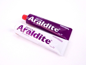 ARALDITE 2011 EN KIT DE 300 GR ( 2 x 150 GR )